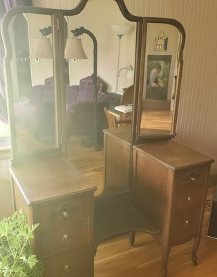 Furniture/ Vanity/Dressing Table with Mirrors-Antique Very good condition.