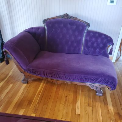 Furniture/Antique Fainting Lounge/Couch-Purple-as is.