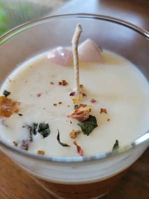 Judy's Soy Candle -Chakra Heart with Rose Quartz &amp; Dried Roses