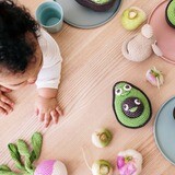 MyuM - The Veggy Toys barškutis MAMAN AVOCAT ET SON BÉBÉ NOYAU