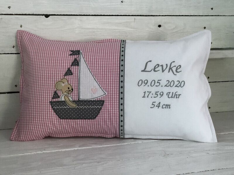 Geburtskissen 30cm x 50 cm Mausmädchen im Boot Geburtskissen 30cm x 50 cm Mausmädchen im Boot