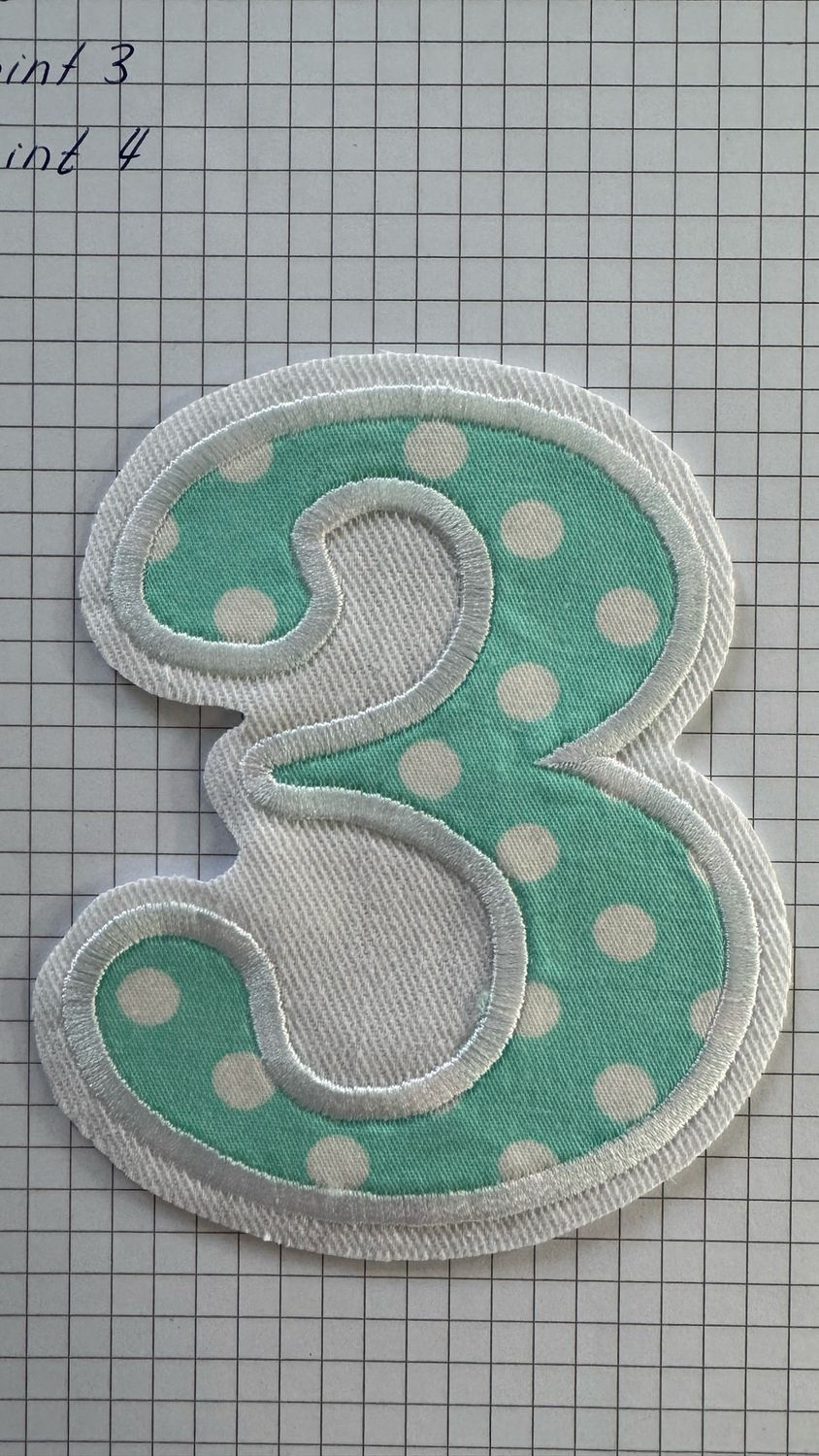Bügelbild - Zahl 3  in Farbe Mint für ein Geburtstagsshirt - gestickt auf weißem Baumwollcanvas