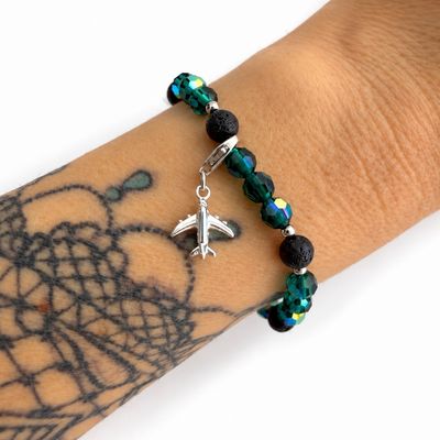 Grünes Lava Armband mit Smaragd Kristallen getragen von Tanja La Royal auf Lanzarote