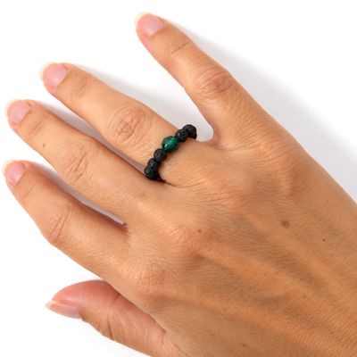 Lava Ring mit grüner Kristall Perle am Finger getragen