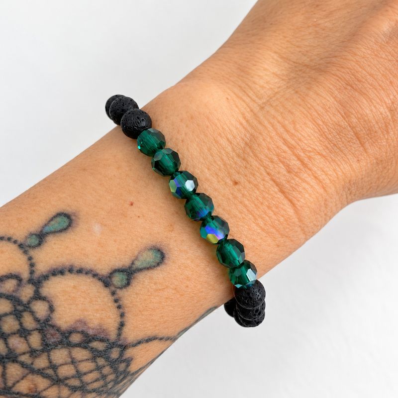 Schwarzes Lava Armband mit grünen Kristallen getragen von Tanja La Royal