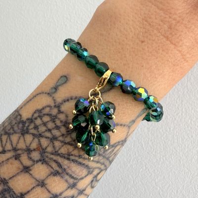 Grüner Kristall Charm in Gold am Armband getragen von Tanja La Royal
