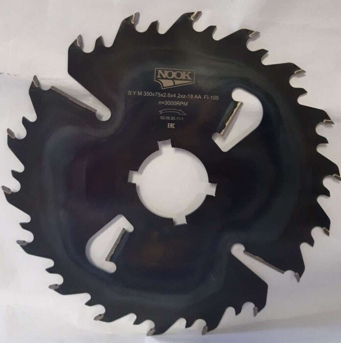 SYM 350 x 75 x 2.6 x 4,2mm, zobu skaits 18+4, γ = 25, AA  FL=105mm; (4 ķīlrievas 13x8)