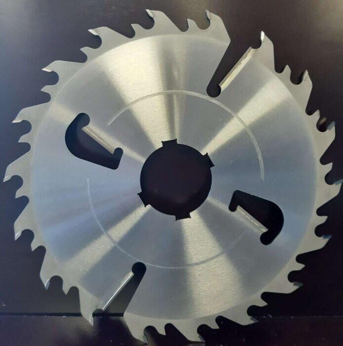 SY 350 x 75 x 2.6 x 4,2mm, zobu skaits 18+4, γ = 25, AA  FL=113mm; (4 ķīlrievas 15x4)