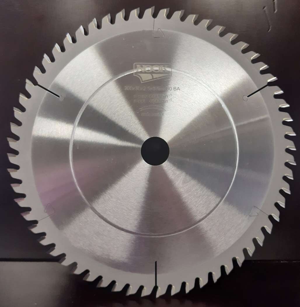 300 x 30 x 2.5 x 3.5, 60 zobi, γ = 5, BA