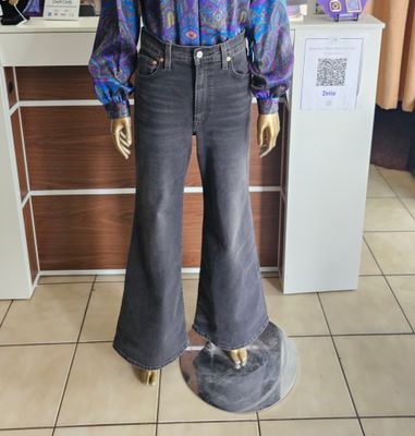 Gently ❤️ Levi Flare Leg Jeans