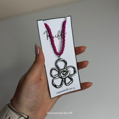 Collar FLOR fucsia
