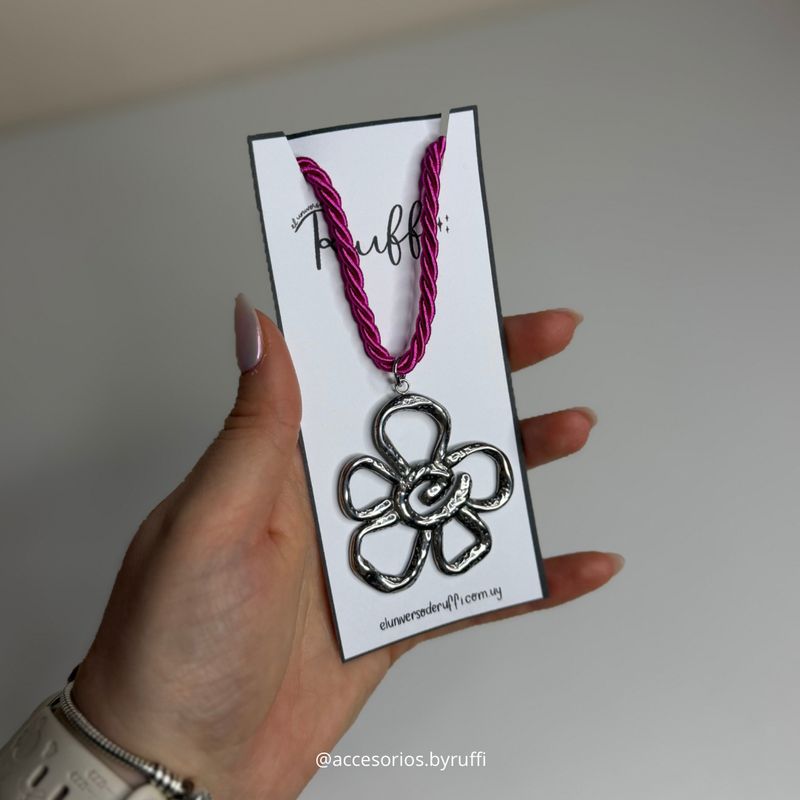 Collar FLOR fucsia