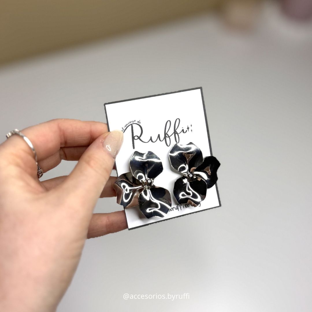 Caravanas flor plateado