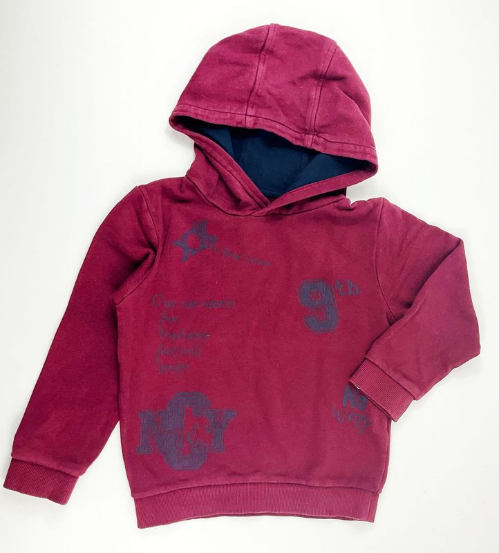 KIABI - sweat à capuche bordeaux inscriptions noir - 6 ans