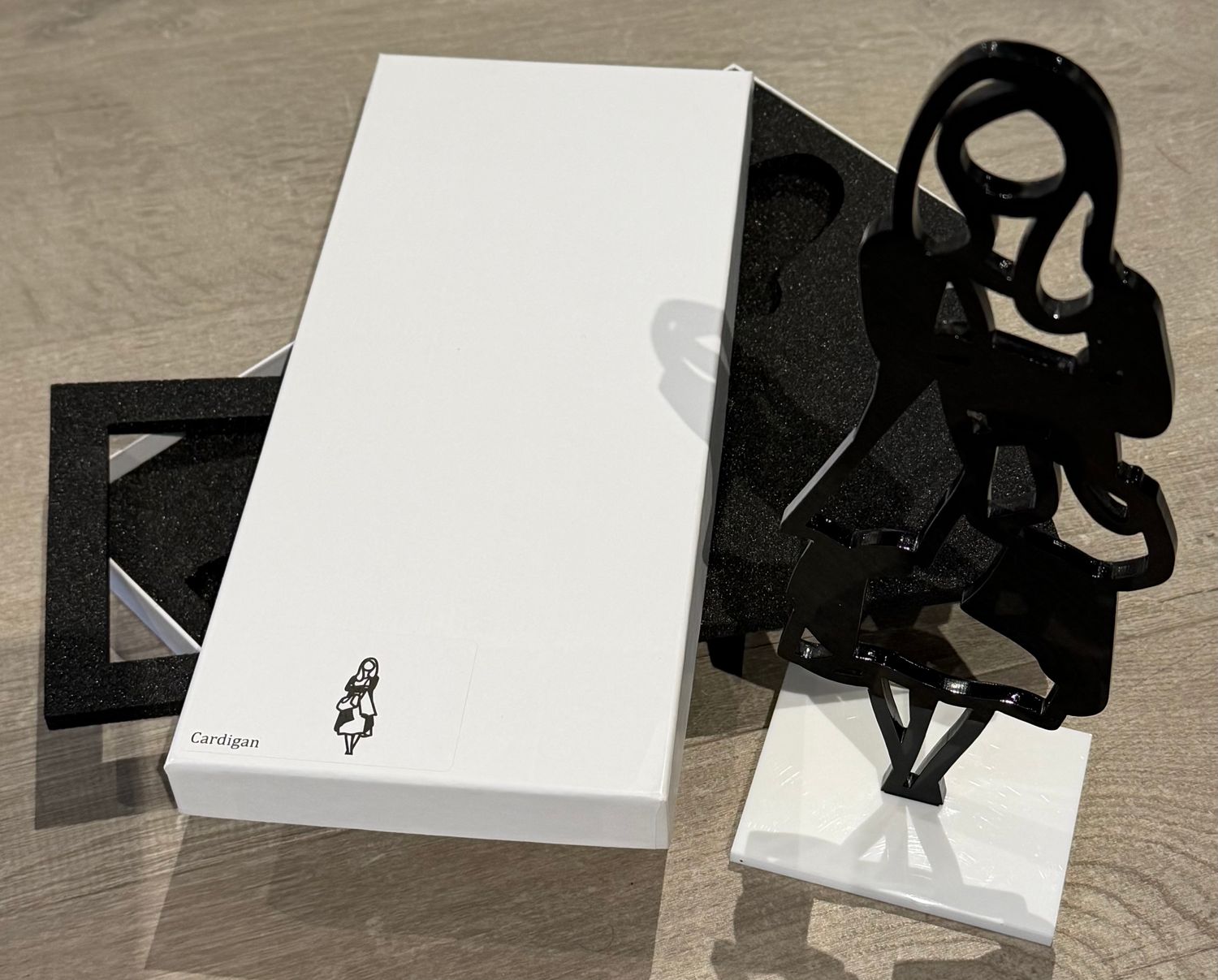 Julian Opie - Statuette (Cardigan)