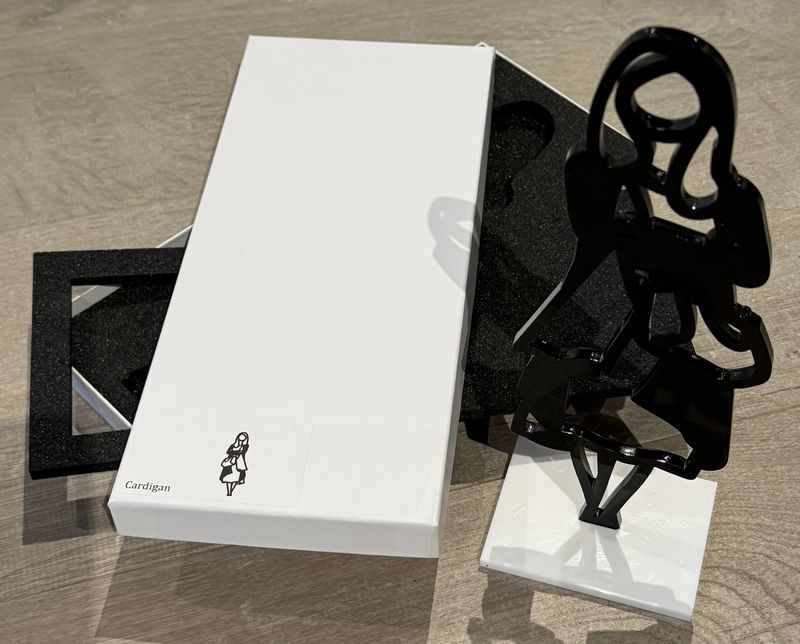 Julian Opie - Statuette (Cardigan)