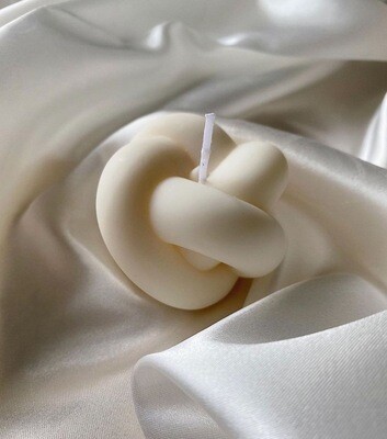 The ‘Love me knot’ candle