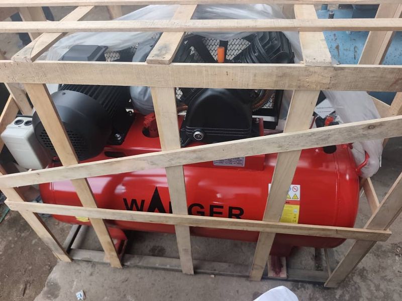 5.5kw 7.5hp Piston Air Compressor with 250L Tank
