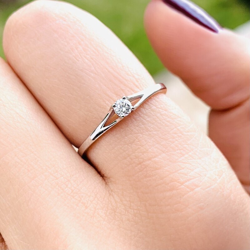 Small 0.12 ct Diamond Ring