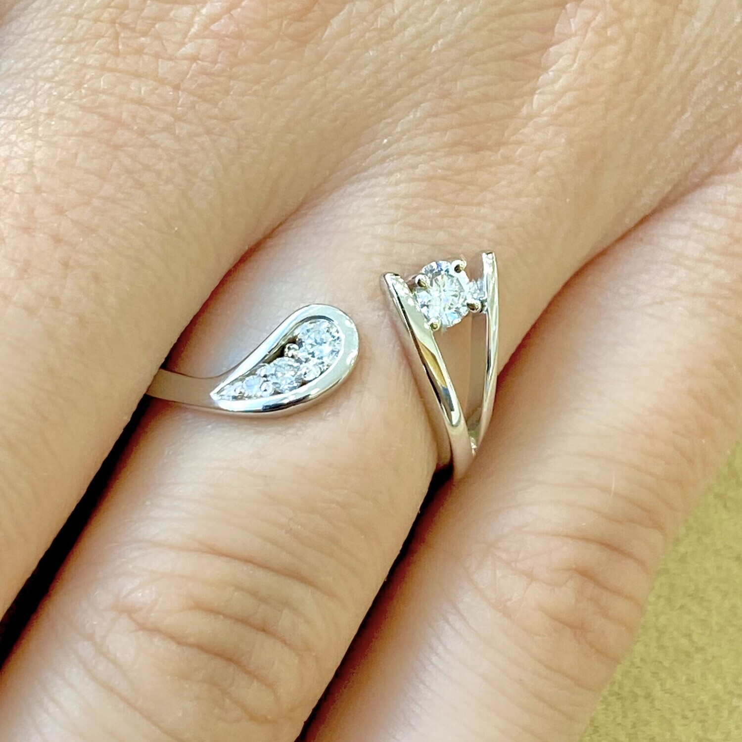 Unique Claw Diamond Ring