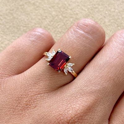"Flying Love" 1.5 ct Red Garnet, Diamond Ring
