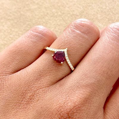 Heart Shaped 1.5 ct Red Garnet V-Shaped Diamond Ring