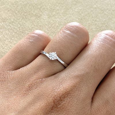 Round 0.25 ct Twisted, Diamond Engagement Ring