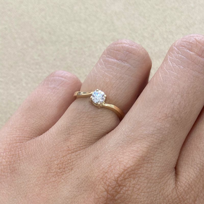 GIA Certified, Round 0.3 ct Twisted Engagement Ring