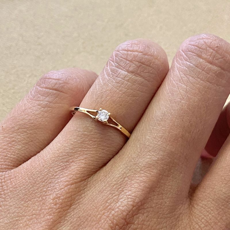 Small 0.1 ct Diamond Ring