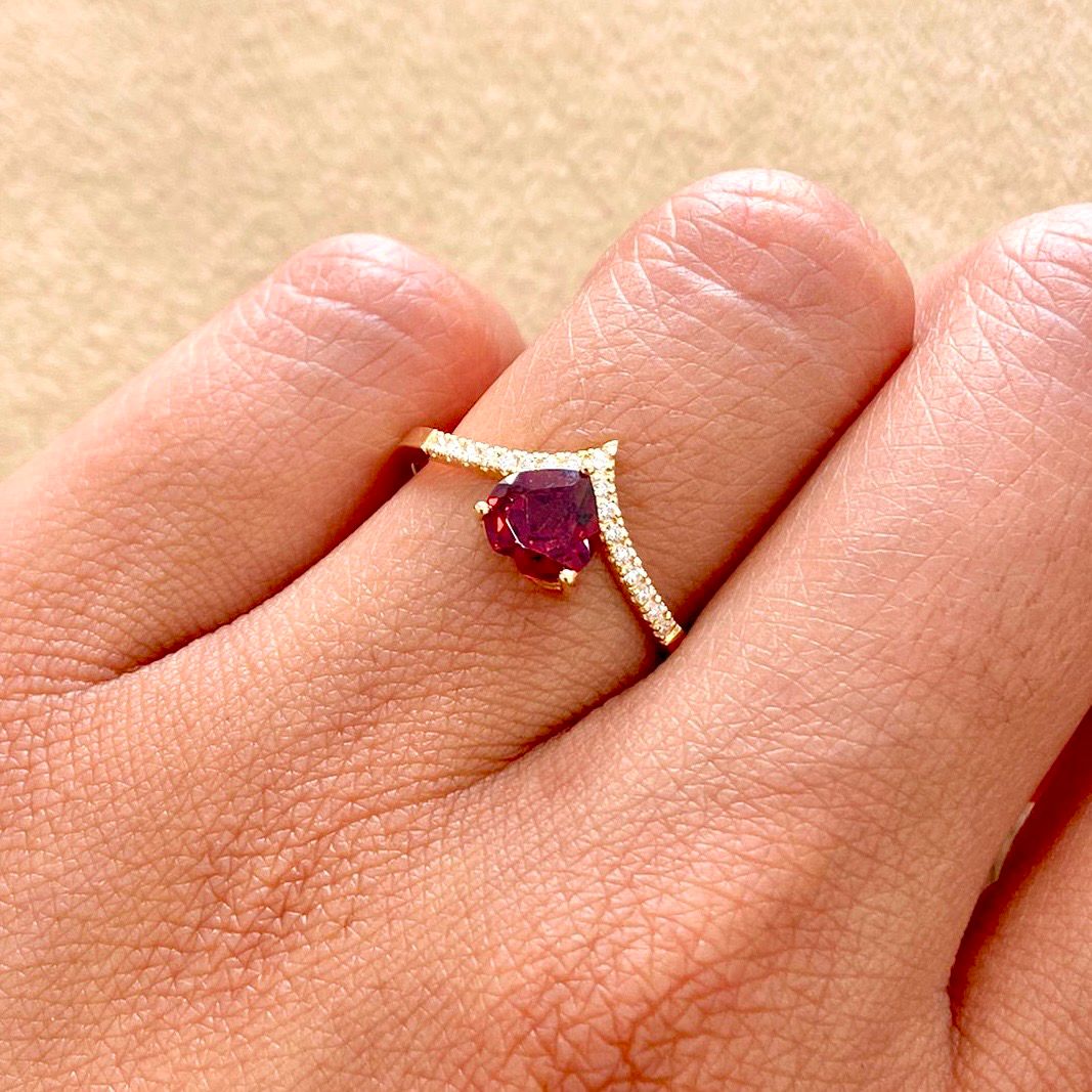 Heart Shaped 1.5 ct Red Garnet V-Shaped Diamond Ring
