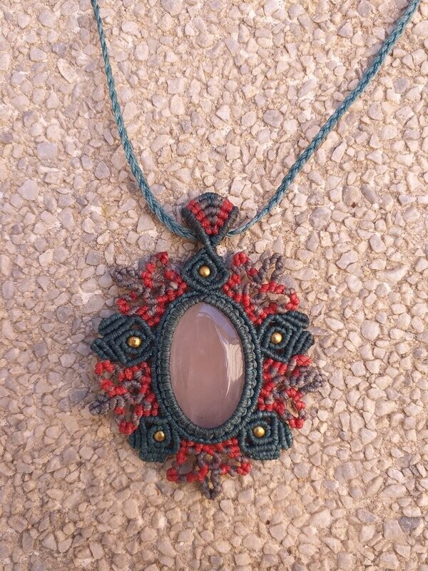 Collar de macramé con mineral