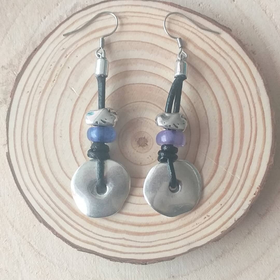 Pendientes de cuero y zamak