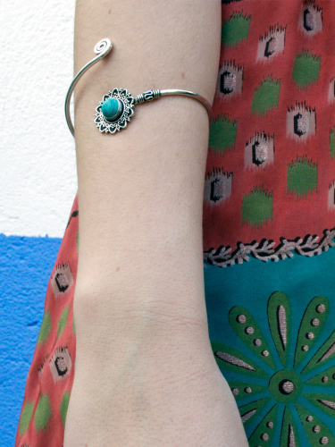 Brazalete flor con mineral plateado