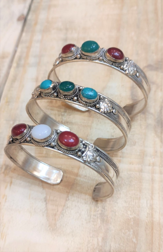 Brazalete con tres piedras