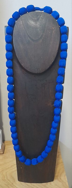Collar de seda azul klein