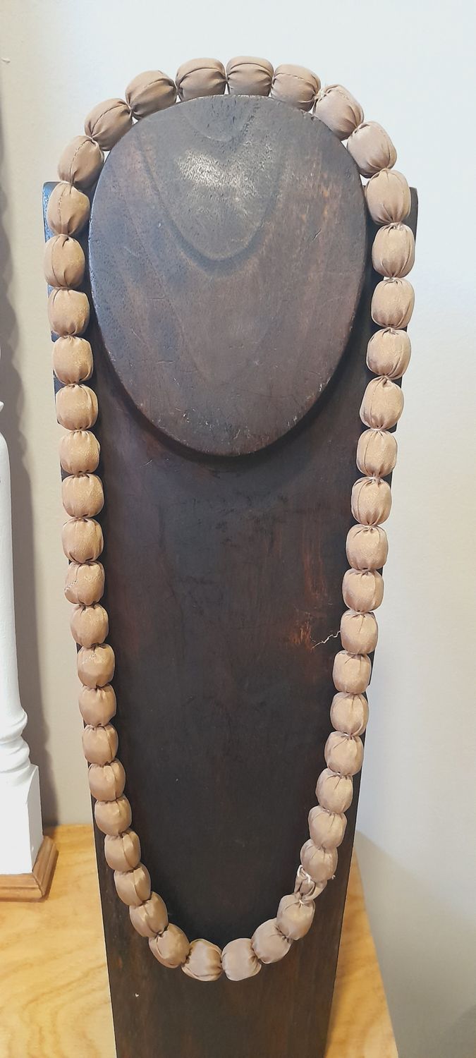 Collar de seda beige