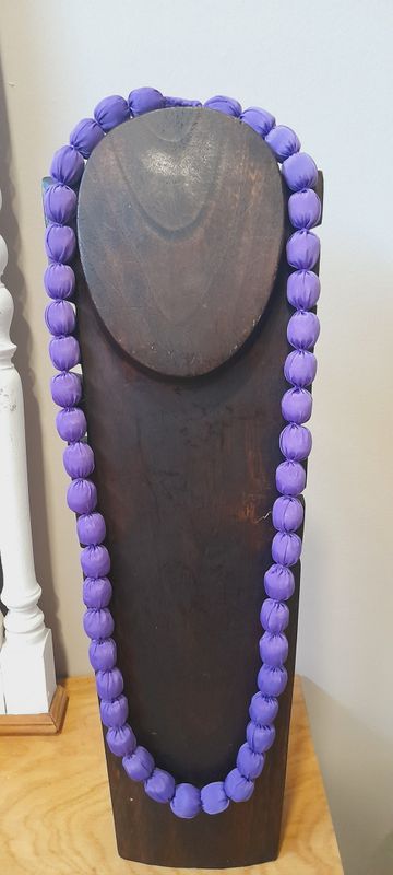 Collar de seda lila