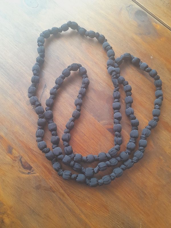 Collar de seda negro