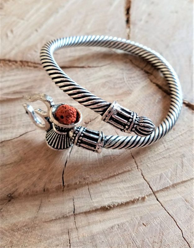 Brazalete con una Rudraksha