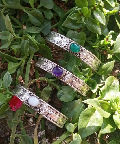 Brazalete grueso con una piedra