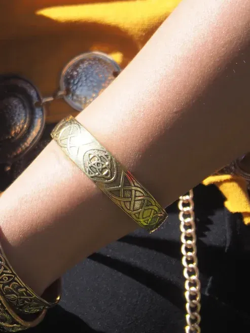 Brazalete Triqueta dorado Brazalete Triqueta dorado