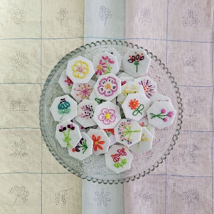 43929 Field of Blooms Linen panel $22
