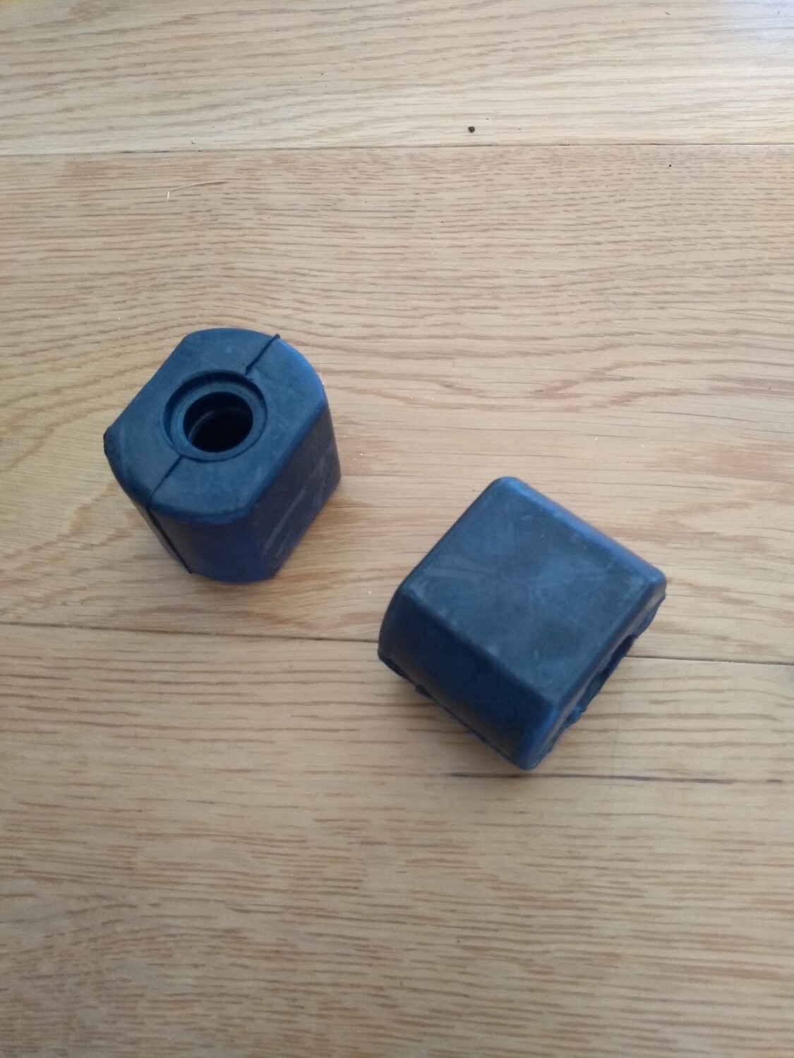 Pair Front Outer Anti-Roll Bar Bushes M530