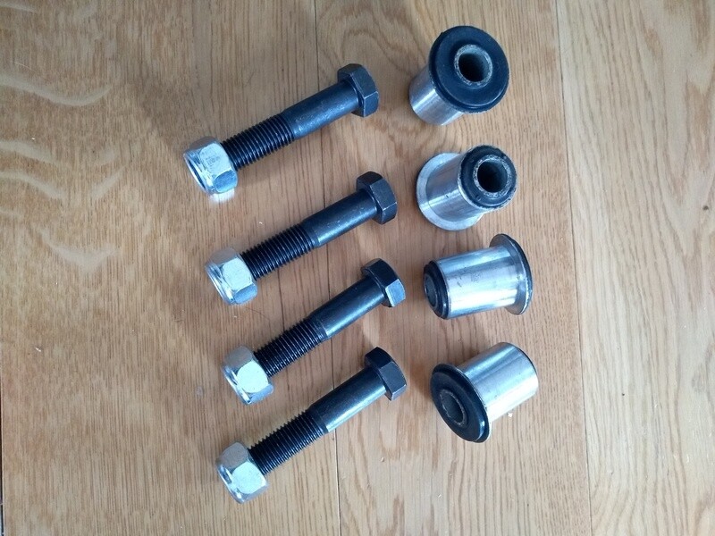 Set of 4 Rear Suspension Arm Bushes + Bolts M530