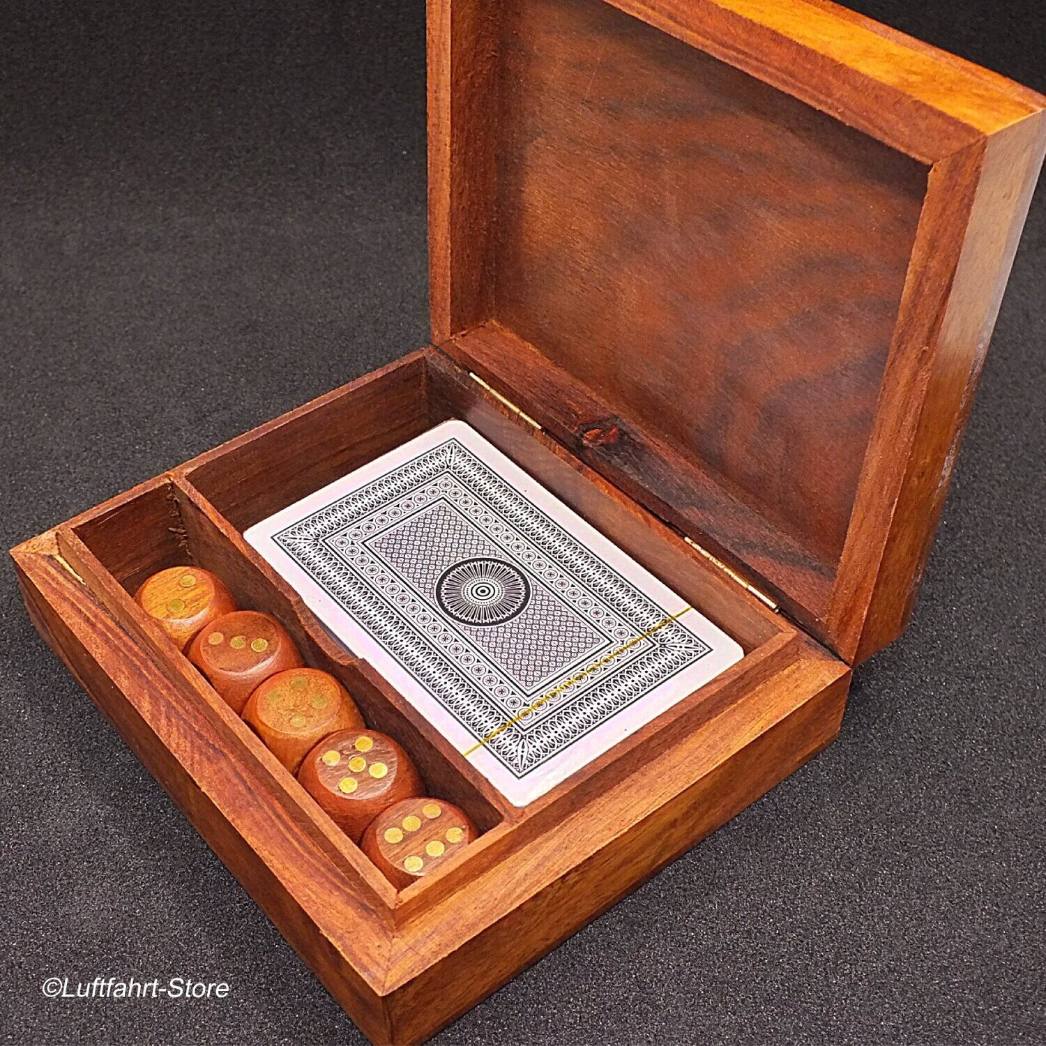 Würfel und Kartenspiel in einer Holzkiste aus Rosenholz