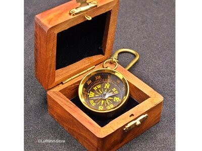 Kompass aus Messing mit Schlüsselanhänger in einer Holzkiste