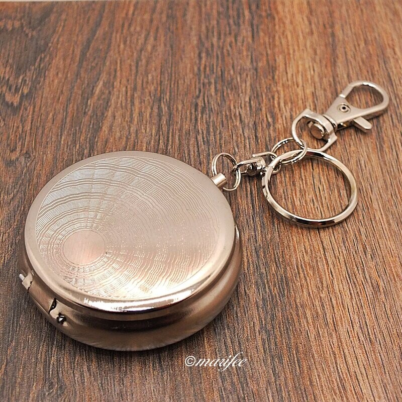 Taschenaschenbecher aus Metall, mit Sprungdeckel Taschenaschenbecher aus Metall, mit Sprungdeckel