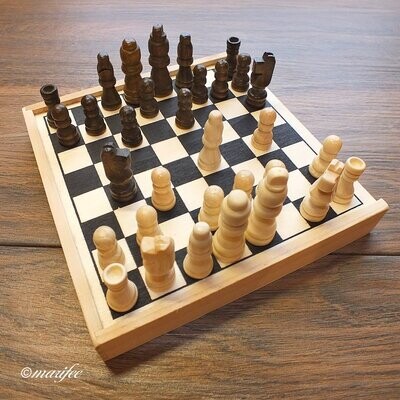 Schachspiel to go, kompaktes Schach-Brettspiel aus Holz