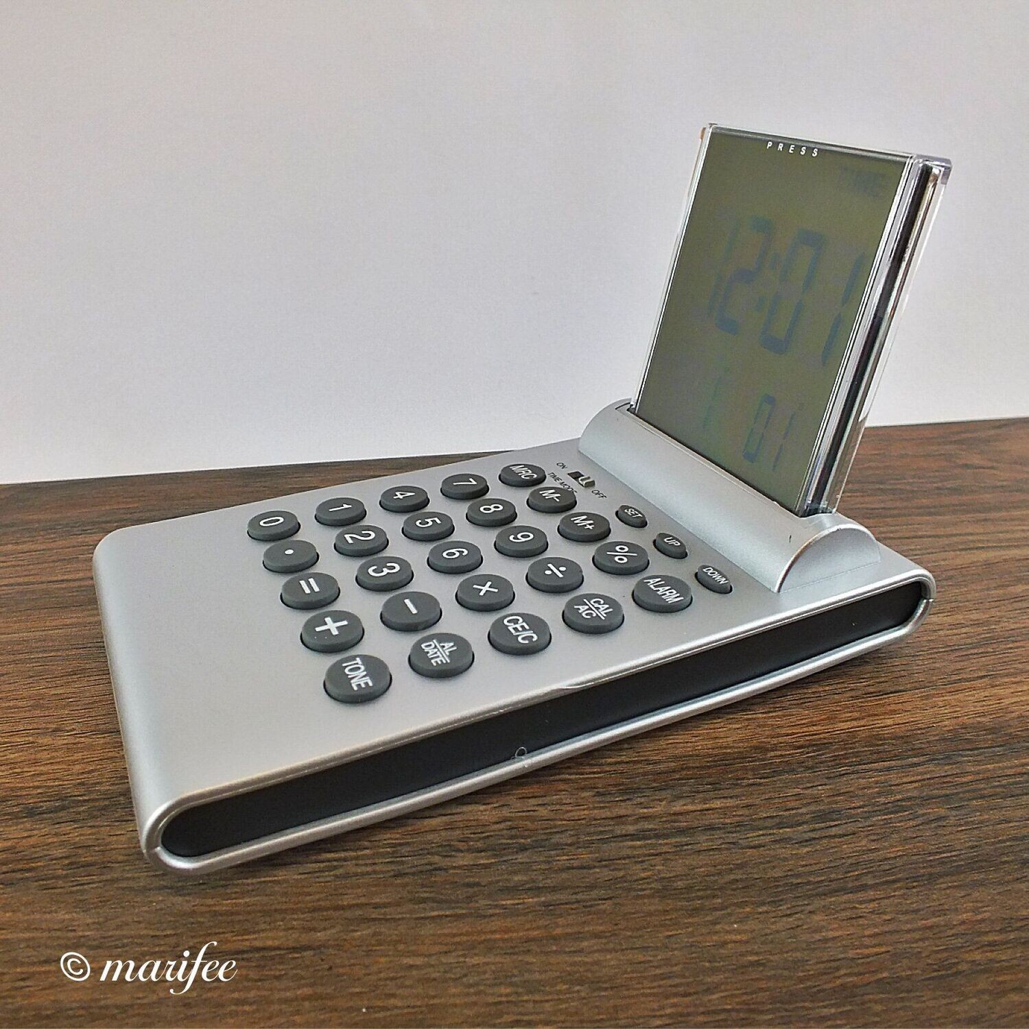 Multifunktionaler-Wecker mit Taschenrechner