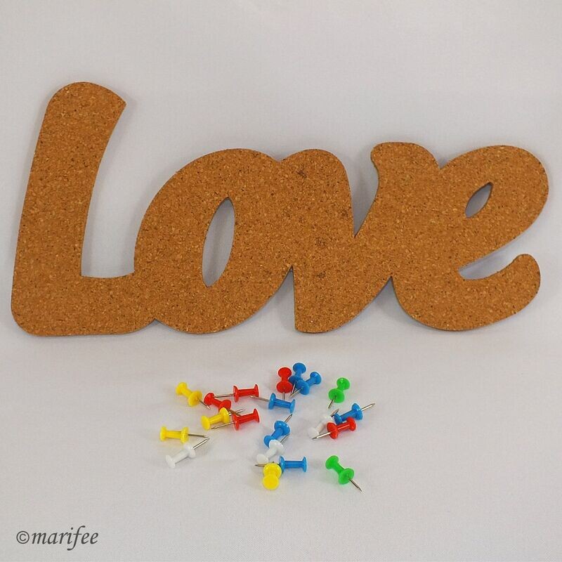 Kork-Pinnwand Love, 29 x 13 cm mit 20 Pinnwandnadeln Kork-Pinnwand Love, 29 x 13 cm mit 20 Pinnwandnadeln